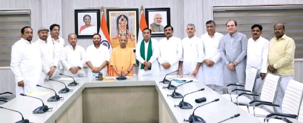 मुख्यमंत्री योगी आदित्यनाथ से मिलते रालोद प्रतिनिधि मंडल