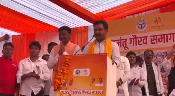 मंच से बोलते हुए मंत्री असीम अरुण