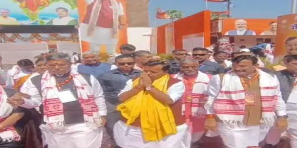 झारखण्डभाजपायाः प्रदेशकार्यसमितेः उपवेशने समुपस्थितः राष्ट्रियाध्यक्षः नितिननवीनः, मादरवाद्यं वादयित्वा कलाकाराणाम् उत्साहं वर्धितवान्।