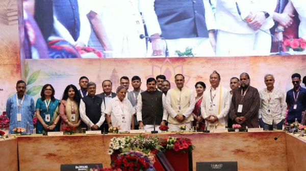 आयोजक और अतिथियों के साथ मुख्यमंत्री डॉ. मोहन यादव