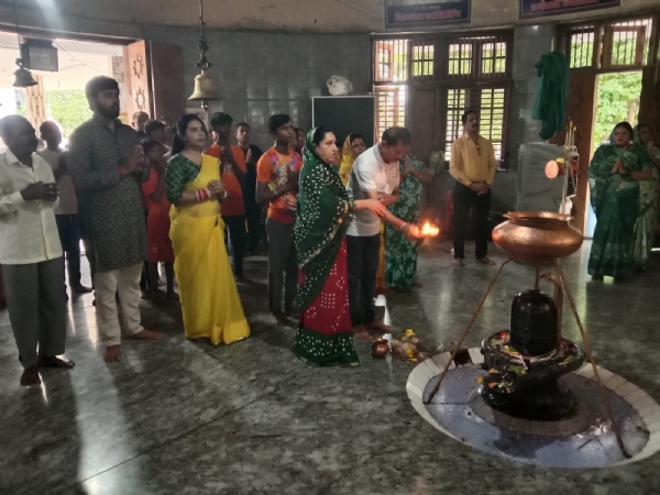 रुद्रेश्वर मंदिर में दर्शन पूजन करते हुए श्रद्धालु। रुद्रेश्वर मंदिर में दर्शन पूजन करते हुए श्रद्धालु।