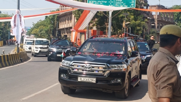 रास्ते में पुष्पवर्षा के बीच प्रधानमंत्री का स्वागत,काफिले में प्रधानमंत्री रास्ते में पुष्पवर्षा के बीच प्रधानमंत्री का स्वागत,काफिले में प्रधानमंत्री