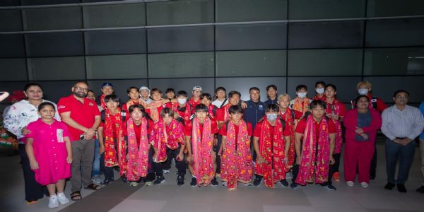 दक्षिणकोरियादेशस्य पुरुषाणां हॉकीदलं मोहालीविमानपत्तने ढोलवादनेन, भाङ्गडानृत्येन, फुलकारिवस्त्रैश्च सह स्वागतम् अलभत।