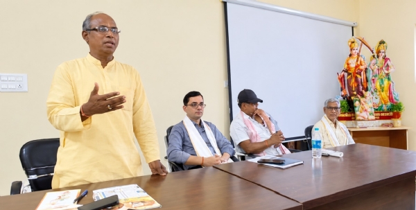 बैठक को संबोधित करते हुए अतिथि।