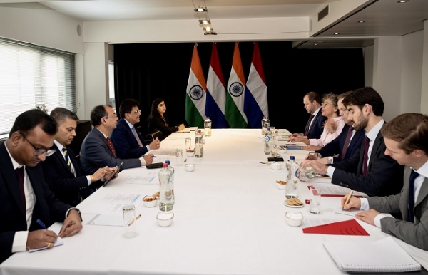 भारत-नीदरलैंड व्यापार मंच को संबोधित करते पीयूष गोयल भारत-नीदरलैंड व्यापार मंच को संबोधित करते पीयूष गोयल