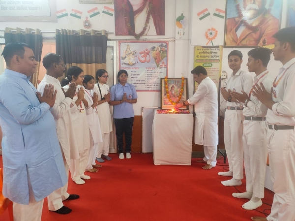 प्रयागराज के सिविल लाइन स्थित ज्वाला देवी सरस्वती विद्यामंदिर इंटरकालेज में आयोजित कार्यक्रम का छाया चित्र प्रयागराज के सिविल लाइन स्थित ज्वाला देवी सरस्वती विद्यामंदिर इंटरकालेज में आयोजित कार्यक्रम का छाया चित्र