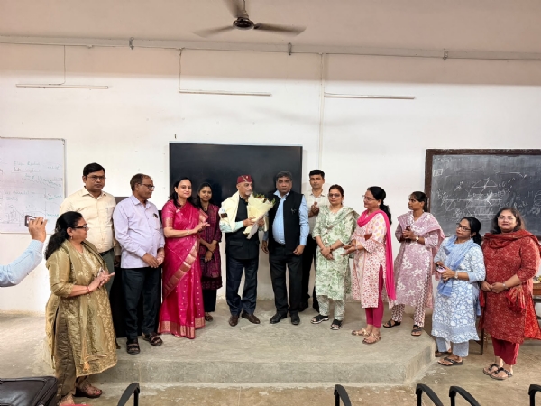 इलाहाबाद विश्वविद्यालय के भूगोल विभाग में व्याख्यान से संबंधित छाया चित्र इलाहाबाद विश्वविद्यालय के भूगोल विभाग में व्याख्यान से संबंधित छाया चित्र