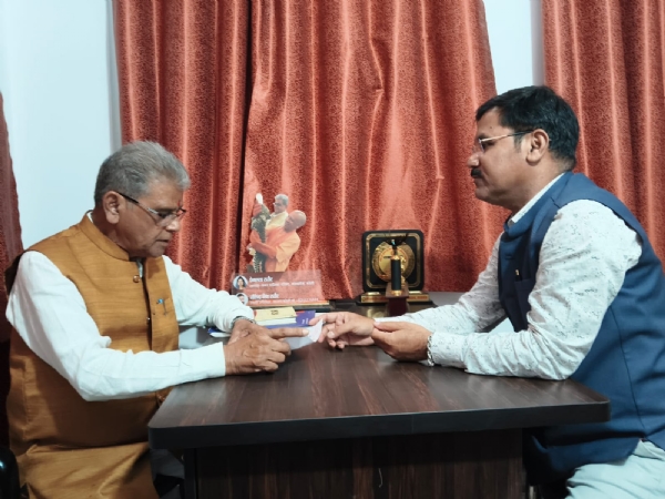 बरेली में राज्य मंत्री स्वतंत्र प्रभार डॉ अरुण सक्सेना से बात करते पर्यावरण एवं गंगा समिति के नामित सदस्य मुरादाबाद निवासी प्रदीप सक्सेना। बरेली में राज्य मंत्री स्वतंत्र प्रभार डॉ अरुण सक्सेना से बात करते पर्यावरण एवं गंगा समिति के नामित सदस्य मुरादाबाद निवासी प्रदीप सक्सेना।