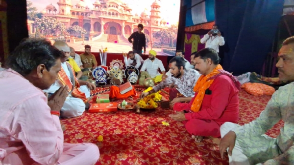वैदिक मंत्रोच्चार के बीच शस्त्र व मुकुट पूजन करते श्री विंध्य पंडा समाज के सदस्य।