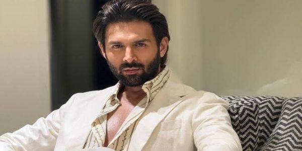 निर्देशकः विवेक अग्निहोत्रिणः ‘ऑपरेशन सिंदूर’ इति चलचित्रे कार्तिक आर्यन् मुख्यभूमिकायां दृश्यते।
