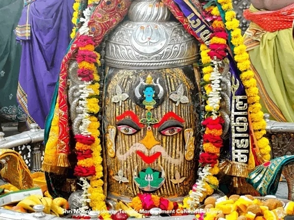 शेषनाग के रजत मुकुट और मुंडमाल से सजे बाबा महाकाल शेषनाग के रजत मुकुट और मुंडमाल से सजे बाबा महाकाल