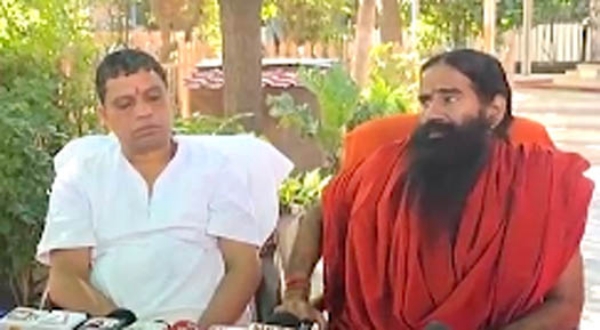 पत्रकारों से वार्ता करते हुए
