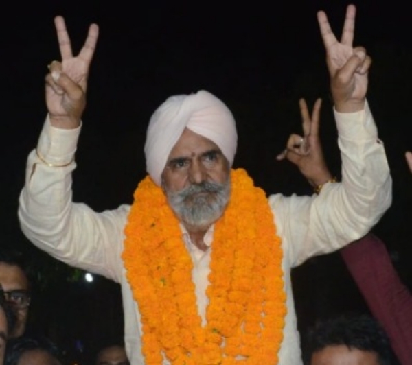 एमएलसी चुनाव में जीत के बाद विक्ट्री का साइन बनाते भाजपा प्रत्याशी डॉक्टर हरि सिंह ढिल्लो। एमएलसी चुनाव में जीत के बाद विक्ट्री का साइन बनाते भाजपा प्रत्याशी डॉक्टर हरि सिंह ढिल्लो।