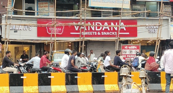 वंदना स्वीट्स पर कार्रवाई करती टीम वंदना स्वीट्स पर कार्रवाई करती टीम