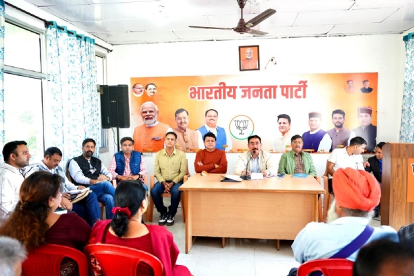 बैठक में मौजूद विपिन परमार और अन्य पार्टी नेता। बैठक में मौजूद विपिन परमार और अन्य पार्टी नेता।