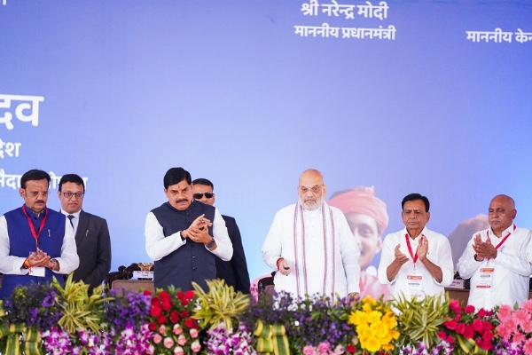 भोपाल में राज्य स्तरीय गोपालक सम्मेलन में केन्द्रीय मंत्री अमित शाह विकास कार्यों का लोकार्पण एवं भूमिपूजन करते हुए भोपाल में राज्य स्तरीय गोपालक सम्मेलन में केन्द्रीय मंत्री अमित शाह विकास कार्यों का लोकार्पण एवं भूमिपूजन करते हुए