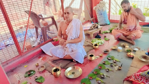 आचार्य श्रवण कुमार मिश्र तर्पण व श्राद्ध करते हुए