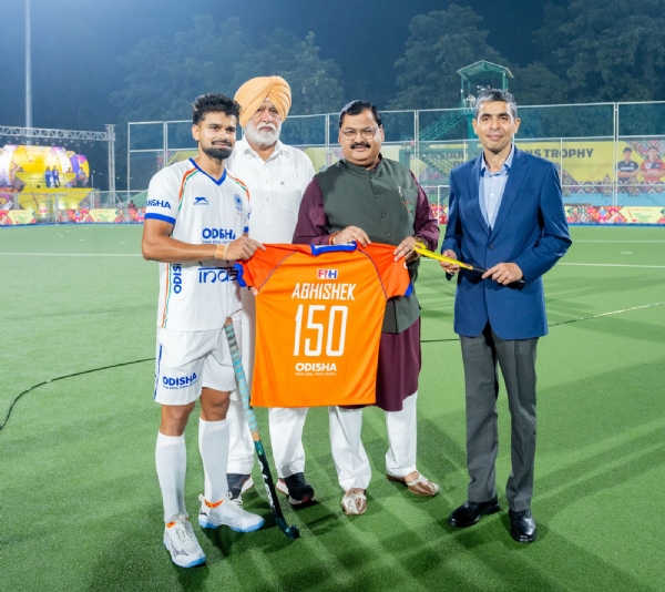 अभिषेक को जर्सी भेंट करते हॉकी इंडिया के महासचिव भोला नाथ सिंह (फोटो-हॉकी इंडिया) अभिषेक को जर्सी भेंट करते हॉकी इंडिया के महासचिव भोला नाथ सिंह (फोटो-हॉकी इंडिया)