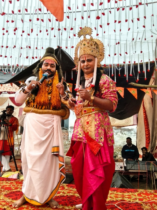 फोटो। मंच पर कलाकार