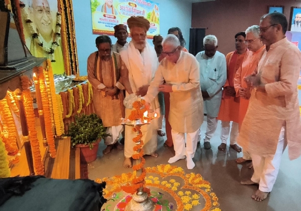 कार्यक्रम का शुभारंभ करते  अतिथि