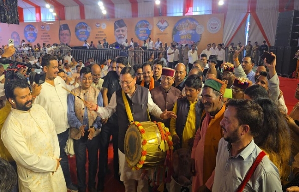 कार्यक्रम के दौरान मुख्यमंत्री धामी कलाकारों के साथ नृत्य किया और ढोल बजाते। कार्यक्रम के दौरान मुख्यमंत्री धामी कलाकारों के साथ नृत्य किया और ढोल बजाते।