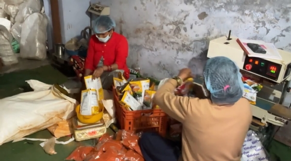 पौड़ी में मां जी मसाले के उत्पाद तैयार करती महिलाए