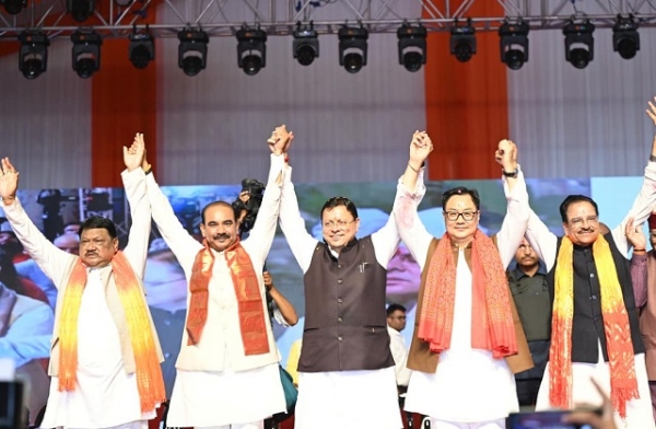 खटीमा में आयोजित तीन दिवसीय ‘उत्तराखंड आदि रंगोत्सव’ कार्यक्रम में मुख्यमंत्री धामी, केन्द्रीय मंत्री किरेन रिजिजू सहित अन्य मंचासीन अतिथि। खटीमा में आयोजित तीन दिवसीय ‘उत्तराखंड आदि रंगोत्सव’ कार्यक्रम में मुख्यमंत्री धामी, केन्द्रीय मंत्री किरेन रिजिजू सहित अन्य मंचासीन अतिथि।