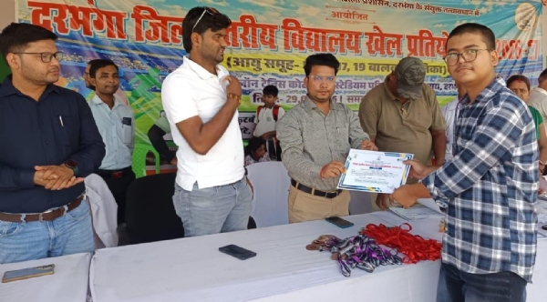 दरभंगा:जिला स्तरीय शतरंज प्रतियोगिता में शानदार प्रदर्शन के बाद आदित्य भारद्वाज को सम्मानित करते जिला क्रीड़ा पदाधिकारी।