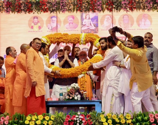 मंच पर रक्षा मंत्री राजनाथ सिंह का सम्मान मंच पर रक्षा मंत्री राजनाथ सिंह का सम्मान