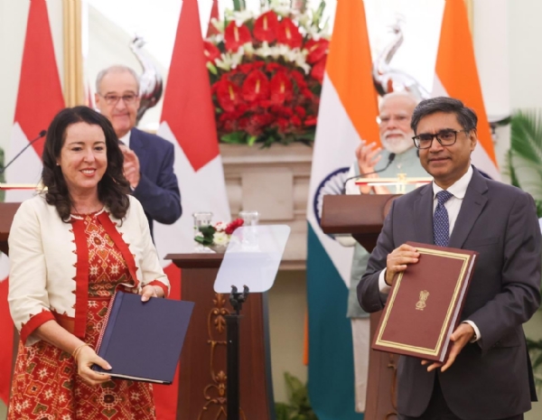 संयुक्त प्रेस वक्तव्य के दौरान समझौतों के आदान-प्रदान के साक्षी बनते भारत के प्रधानमंत्री और स्विट्जरलैंड के राष्ट्रपति संयुक्त प्रेस वक्तव्य के दौरान समझौतों के आदान-प्रदान के साक्षी बनते भारत के प्रधानमंत्री और स्विट्जरलैंड के राष्ट्रपति