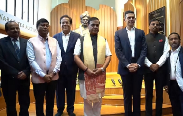 असम के चाय उद्योग के मार्गदर्शक, देशभक्ति और साहस के प्रतीक मणिराम देवान की गुवाहाटी चाय नीलामी केंद्र में आदमकद प्रतिमा का मुख्यमंत्री डॉ. हिमंत बिस्व सरमा के द्वारा लोकार्पण का दृश्य