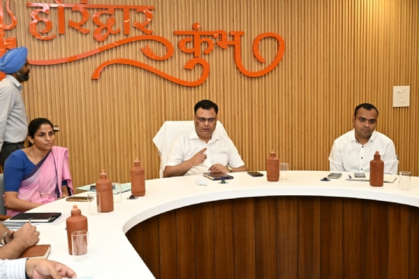 बैठक में मौजूद सचिव शहरी विकास, मेलाधिकारी व जिलाधिकारी