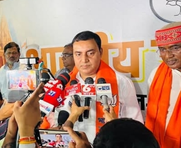 पत्रकारों से बातचीत करते अशोक चौरसिया