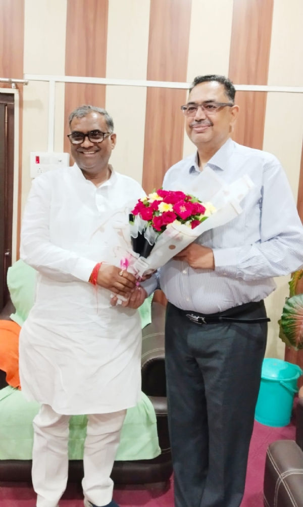 पूर्वांचल विश्वविद्यालय के कुलपति प्रो राकेश सिंह राज्य मंत्री गिरीश चंद्र यादव से मुलाकात करते हुए ज्ञापन सौंपते हुए