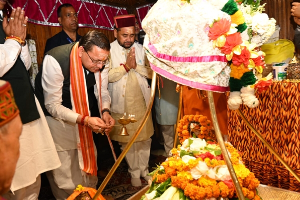 विश्वनाथ मंदिर में पूजा अर्चना करते सीएम धामी विश्वनाथ मंदिर में पूजा अर्चना करते सीएम धामी