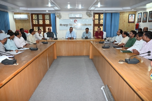 पूर्वांचल विश्वविद्यालय कुलपति प्रो राकेश कुमार सिंह शिक्षकों के साथ बैठक करते हुए पूर्वांचल विश्वविद्यालय कुलपति प्रो राकेश कुमार सिंह शिक्षकों के साथ बैठक करते हुए