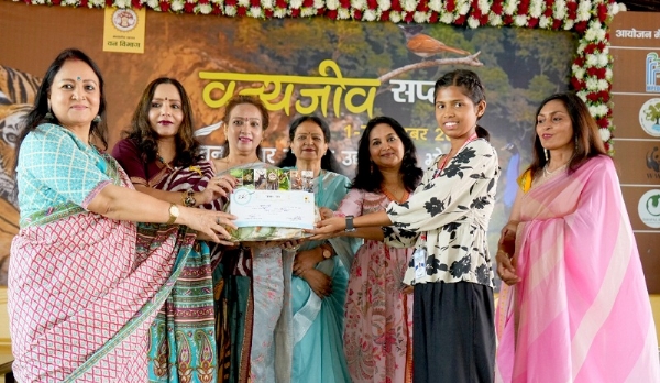 भोपालः वन विहार में वन्यजीव सप्ताह 2026 के अंतर्गत प्रतियोगिताओं के प्रतिभागियों को सम्मानित करते हुए अतिथि भोपालः वन विहार में वन्यजीव सप्ताह 2026 के अंतर्गत प्रतियोगिताओं के प्रतिभागियों को सम्मानित करते हुए अतिथि