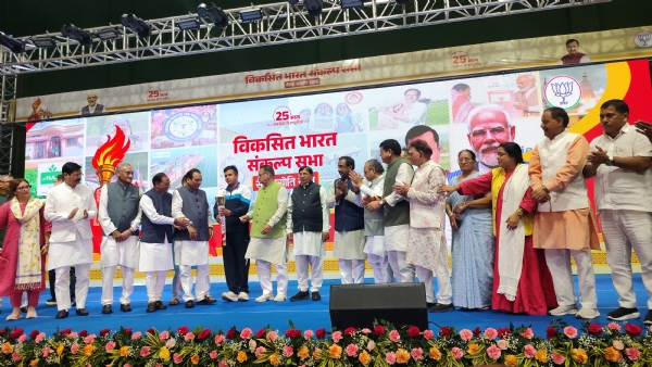 राम माधव की मौजूदगी में भाजपा कार्यकर्ताओं ने सेवा ज्योति यात्रा निकालती। राम माधव की मौजूदगी में भाजपा कार्यकर्ताओं ने सेवा ज्योति यात्रा निकालती।