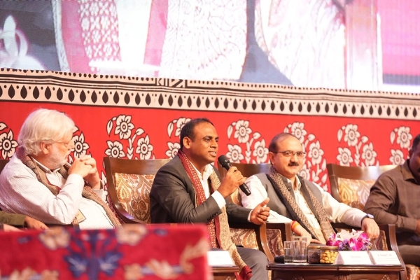 मध्यप्रदेश ट्रैवल मार्ट में चर्चा करते हुए डॉ. इलैयाराजा टी. मध्यप्रदेश ट्रैवल मार्ट में चर्चा करते हुए डॉ. इलैयाराजा टी.