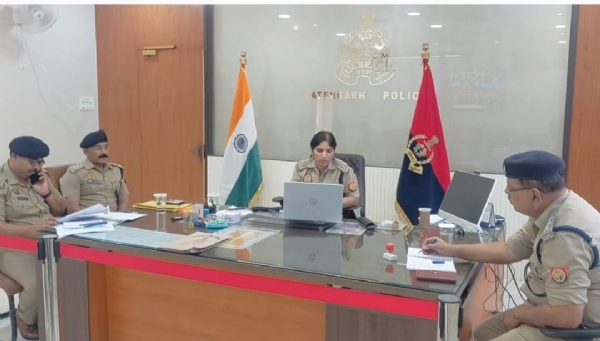 निर्देश देती एसपी निर्देश देती एसपी