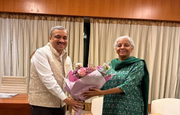 चांगी इंटरनेशनल एयरपोर्ट पर भारत के हाई कमिश्नर शिल्पक अंबुले ने वित्त मंत्री का किया स्वागत चांगी इंटरनेशनल एयरपोर्ट पर भारत के हाई कमिश्नर शिल्पक अंबुले ने वित्त मंत्री का किया स्वागत