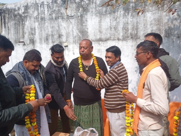 सदर विधायक का माला पहना कर स्वागत करते समिति के पदाधिकारी