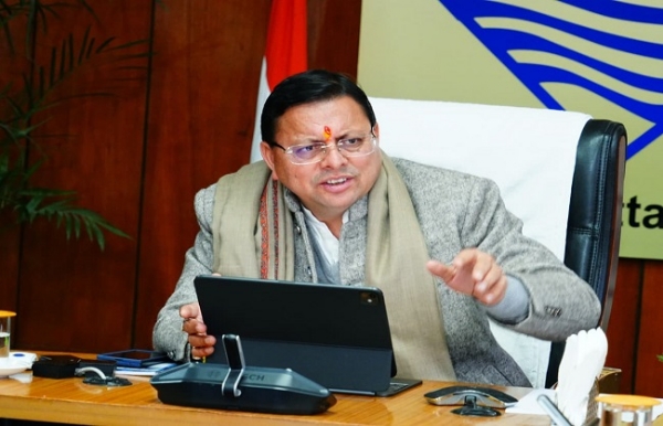 सचिवालय में सिंचाई परियोजनाओं के तहत रिवर प्रोटेक्शन और डीसिल्टिंग की प्रगति की समीक्षा करते मुख्यमंत्री पुष्कर सिंह धामी।