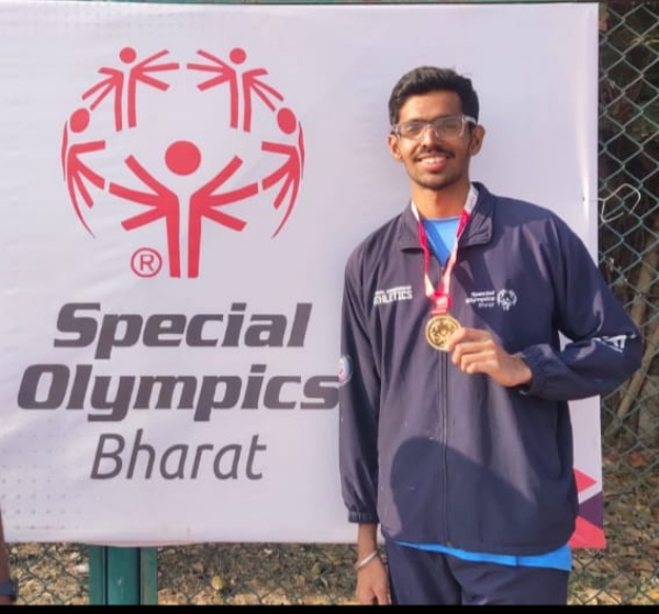 Mayuresh from Thane won gold medal in 100m race