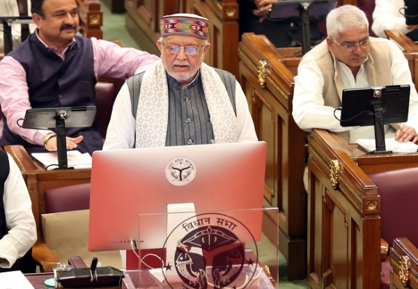 विधान सभा में बजट भाषण पढ़ते वित्त मंत्री सुरेश खन्ना