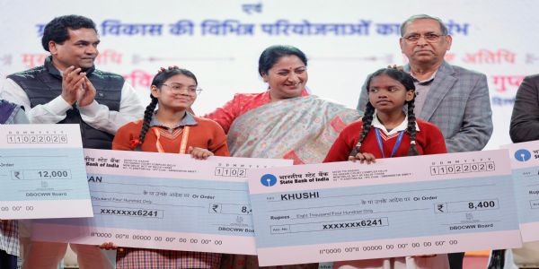 मुख्यमन्त्रिणा पञ्चदश-सहस्रात् अधिकानां निर्माण-श्रमिकाणां बालकानां कृते छात्रवृत्ति-धनादेशः समर्पितः