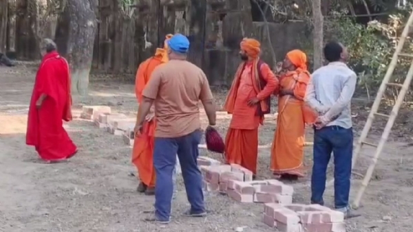 त्रिवेणी संगम पर साधु