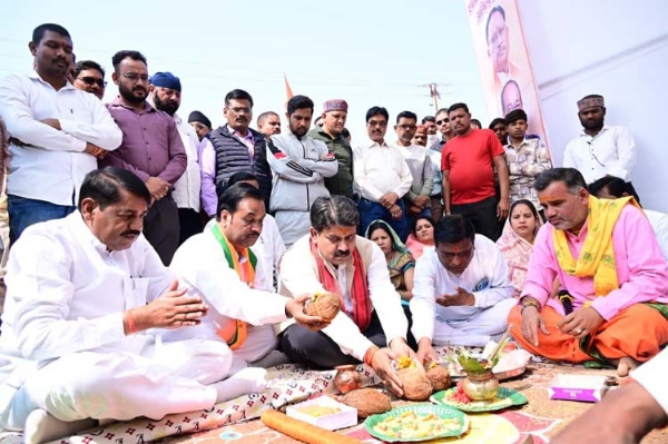 उप मुख्यमंत्री विजय शर्मा निर्माण कार्यों की आधारशिला रखते हुए
