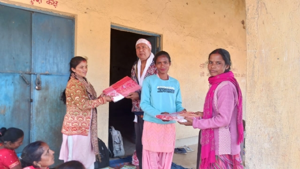 वस्त्र वितरण