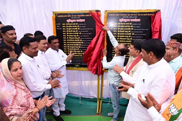 उप मुख्यमंत्री विजय शर्मा निर्माण कार्यों की आधारशिला रखते हुए